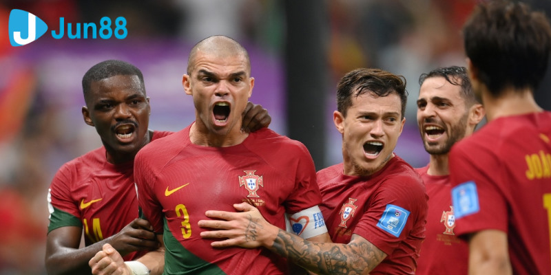 Pepe ăn mừng sau khi ghi bàn trong trận Bồ Đào Nha vs Thụy Sĩ